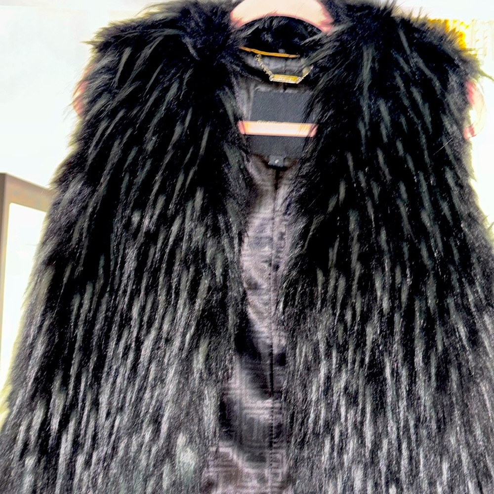 Ivanka Trump like new faux fur beautiful vest